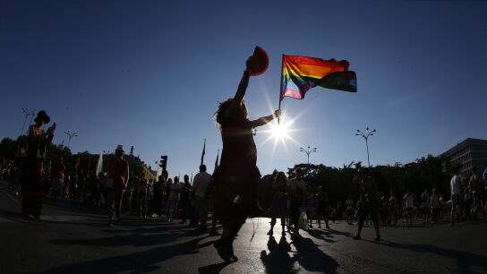 Mujer con una bandera LGTBIQ
