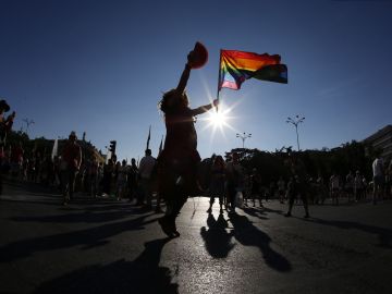 Mujer con una bandera LGTBIQ Mujer con una bandera LGTBIQ