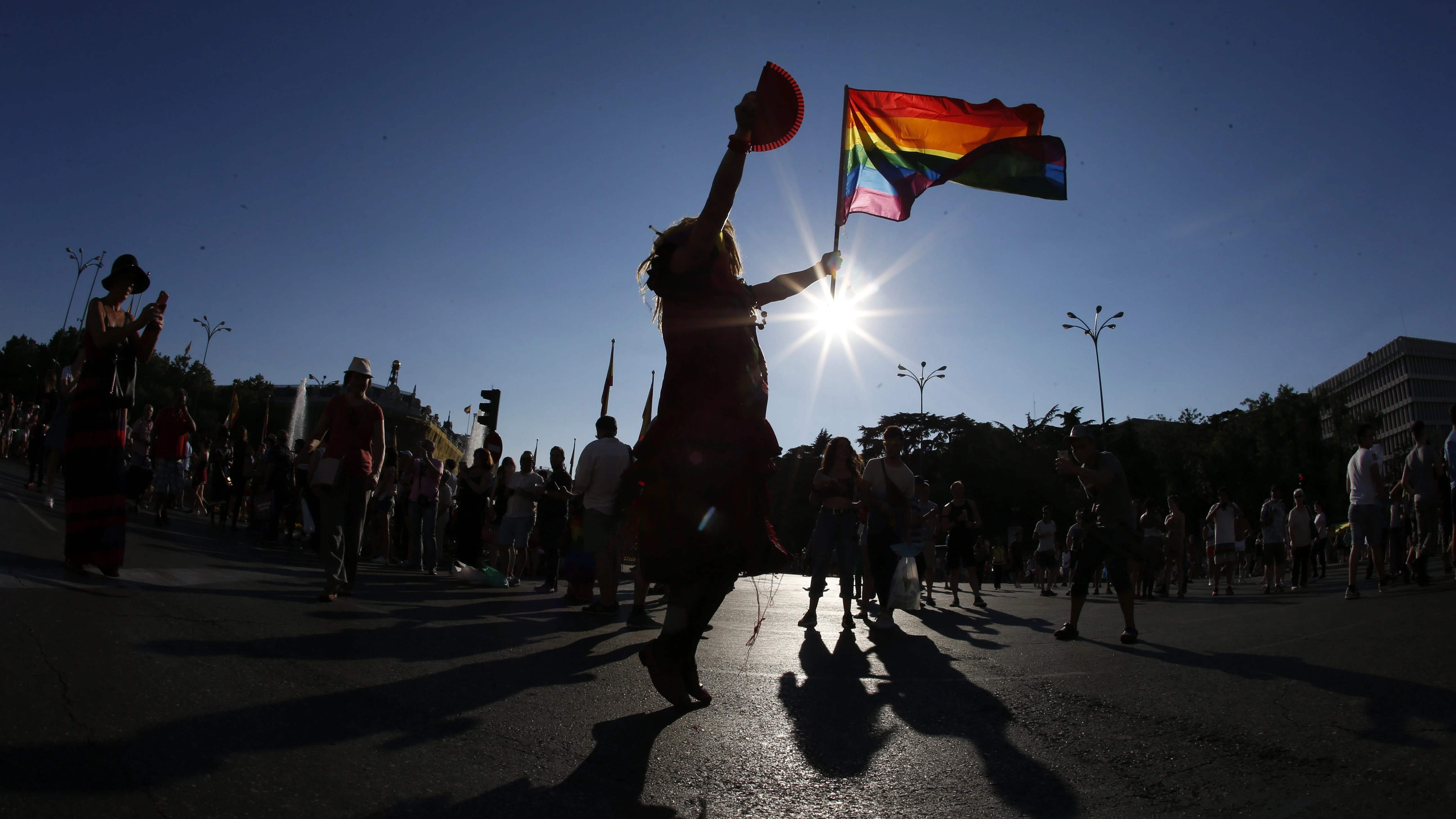 Mujer con una bandera LGTBIQ