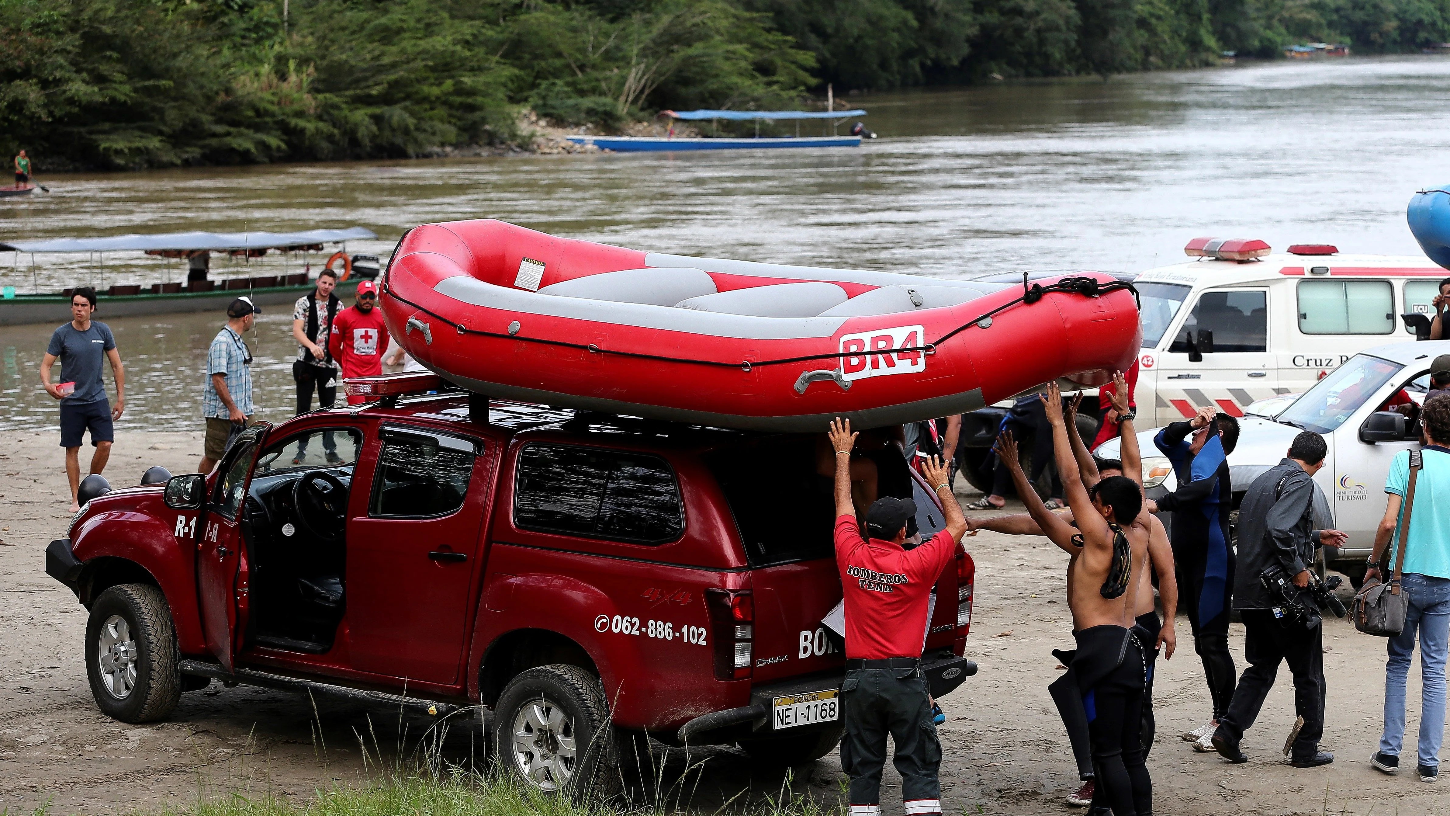 Personal de rescate durante las labores de búsqueda del estudiante español Manuel Tundidor Cabral, en el sector de Misahualli, Tena (Ecuador).