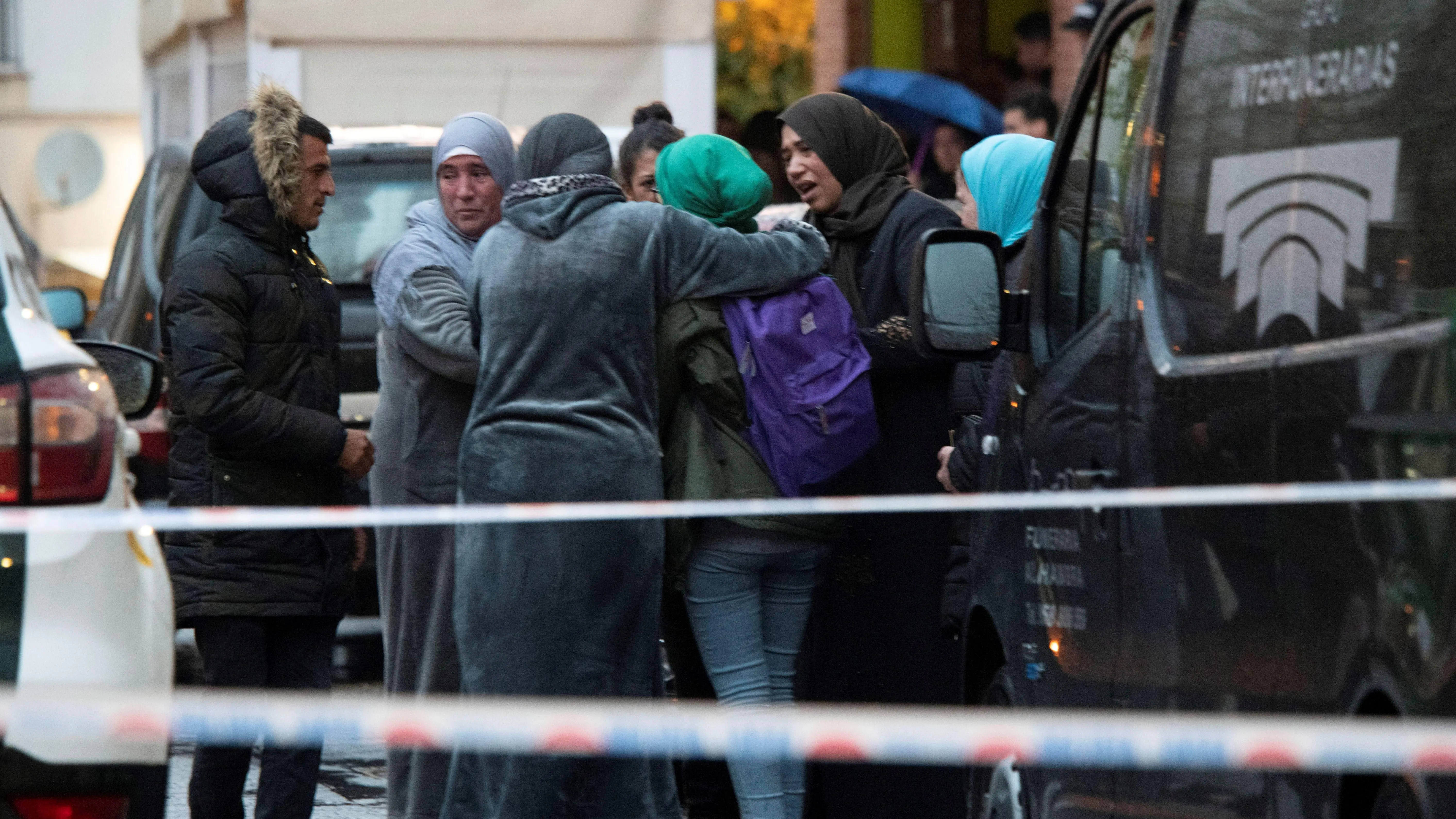 Familiares del fallecido en el lugar del tiroteo.