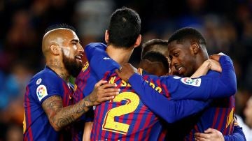 Los jugadores del Barcelona celebran un gol ante la Real Sociedad