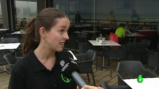 Una camarera hablando del temporal Una camarera hablando del temporal
