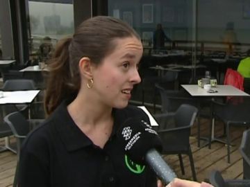 Una camarera hablando del temporal Una camarera hablando del temporal