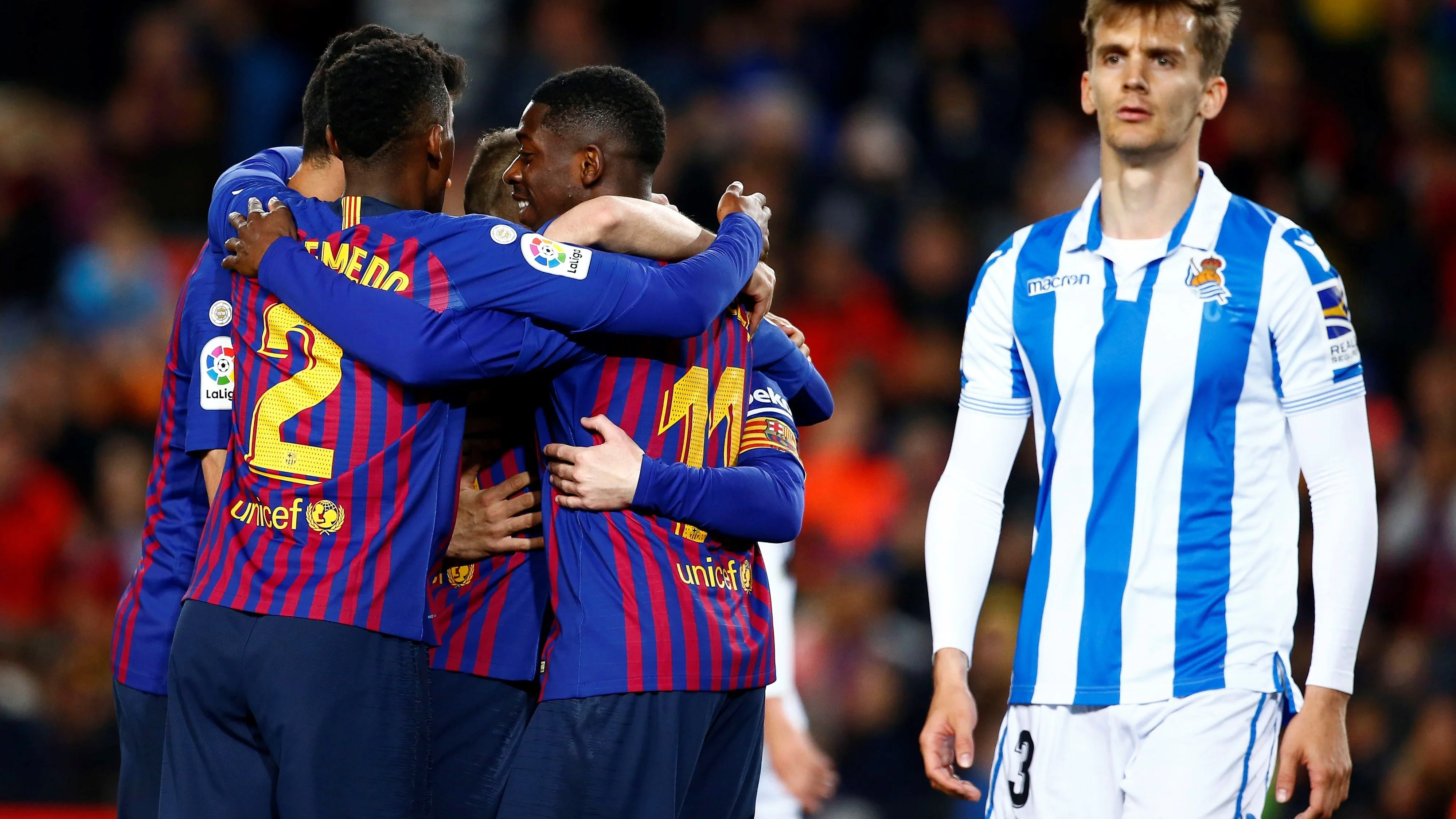 Los jugadores del Barcelona celebran un gol ante la Real Sociedad