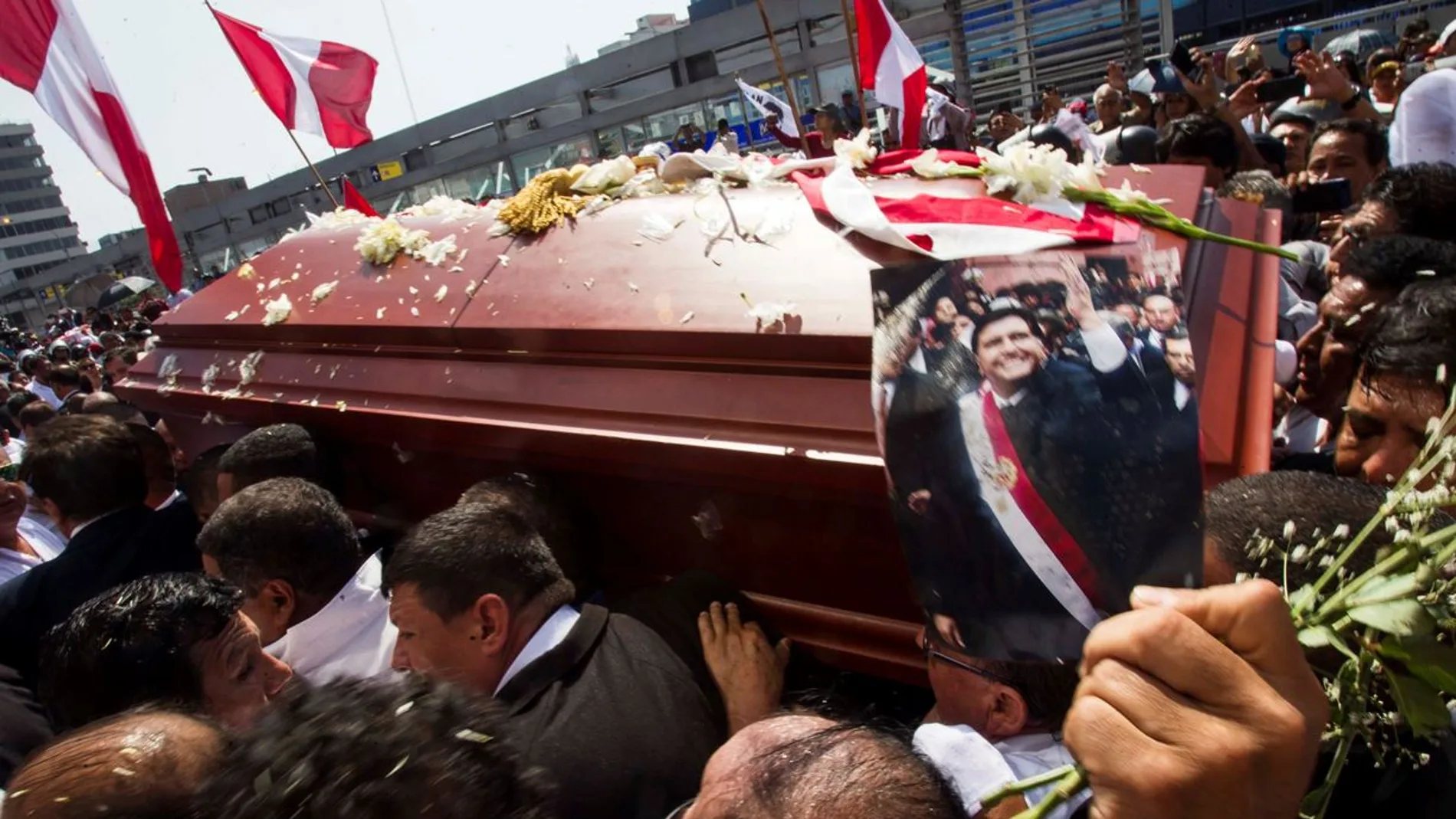 Féretro del expresidente peruano Alan García 