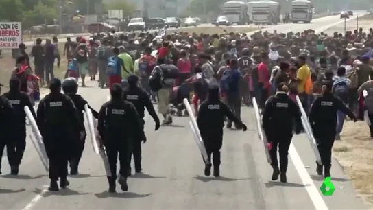 Cerca de 50.000 migrantes se agolpan en la frontera sur de México esperando un visado humanitario que nunca llegará Cerca de 50.000 migrantes se agolpan en la frontera sur de México esperando un visado humanitario que nunca llegará
