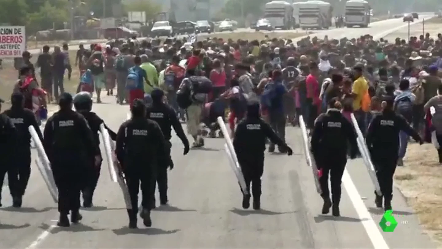 Cerca de 50.000 migrantes se agolpan en la frontera sur de México esperando un visado humanitario que nunca llegará Cerca de 50.000 migrantes se agolpan en la frontera sur de México esperando un visado humanitario que nunca llegará