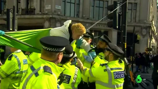 Más de 700 ecologistas, detenidos en Londres por las protestas contra el cambio climático Más de 700 ecologistas, detenidos en Londres por las protestas contra el cambio climático
