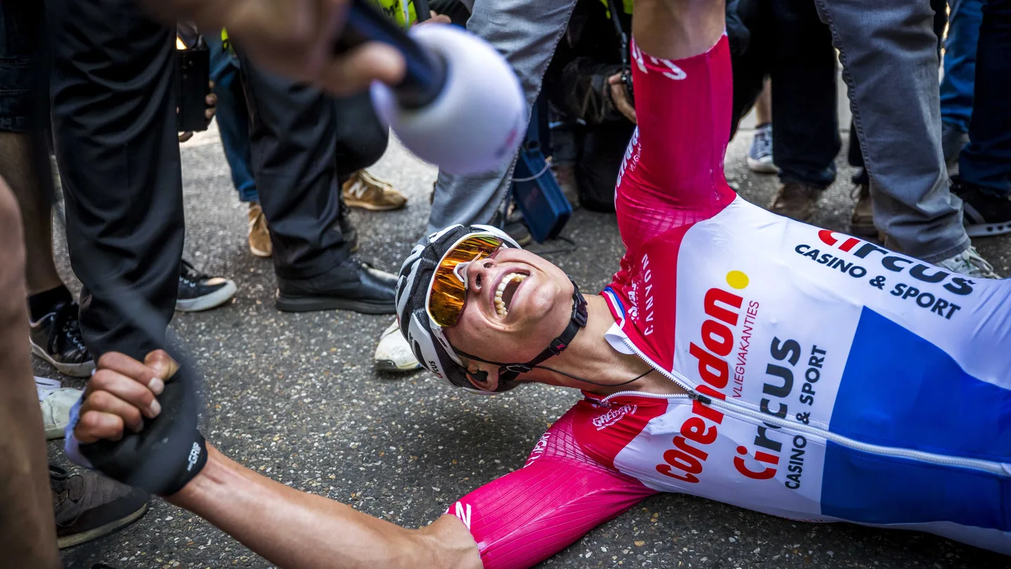 Van der Poel, en el suelo tras ganar la Amstel Gold Race Van der Poel, en el suelo tras ganar la Amstel Gold Race