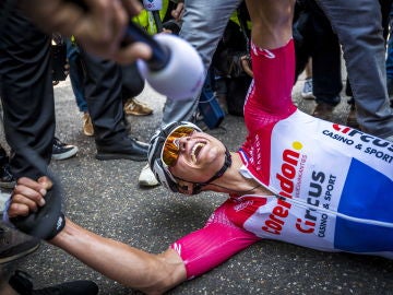 Van der Poel, en el suelo tras ganar la Amstel Gold Race Van der Poel, en el suelo tras ganar la Amstel Gold Race