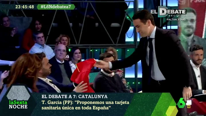 Teodoro García Egea le regala una bandera de España a Gabriel Rufián: "Esto garantiza que tú puedas expresarte libremente"