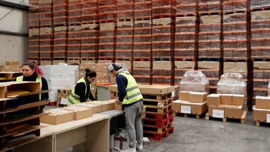 Centro log&iacute;stico de la Comunidad de Madrid donde se prepara el material que permitir&aacute; votar 