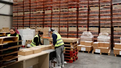 Centro logístico de la Comunidad de Madrid donde se prepara el material que permitirá votar Centro logístico de la Comunidad de Madrid donde se prepara el material que permitirá votar