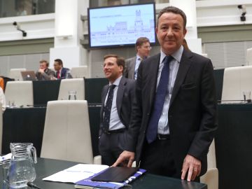 Iñigo Henríquez de Luna deja el PP y se pasa a Vox. Iñigo Henríquez de Luna deja el PP y se pasa a Vox.