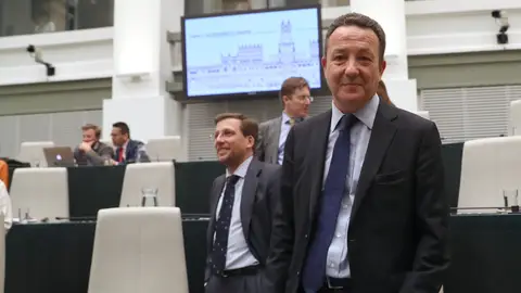 Iñigo Henríquez de Luna deja el PP y se pasa a Vox. Iñigo Henríquez de Luna deja el PP y se pasa a Vox.
