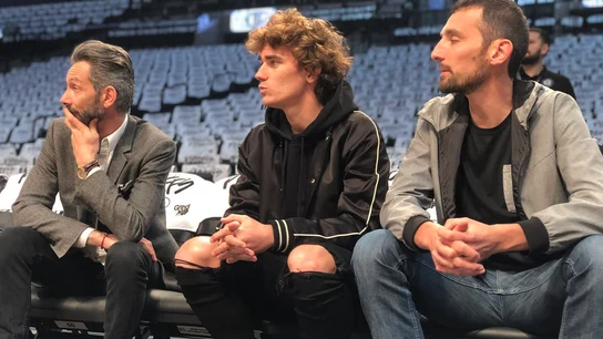 Griezmann, viendo un partido de NBA Griezmann, viendo un partido de NBA