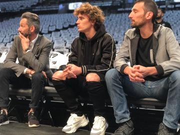 Griezmann, viendo un partido de NBA Griezmann, viendo un partido de NBA