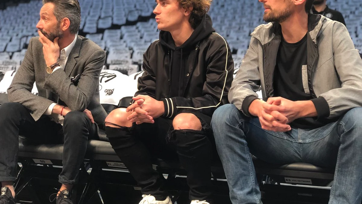 Griezmann, viendo un partido de NBA