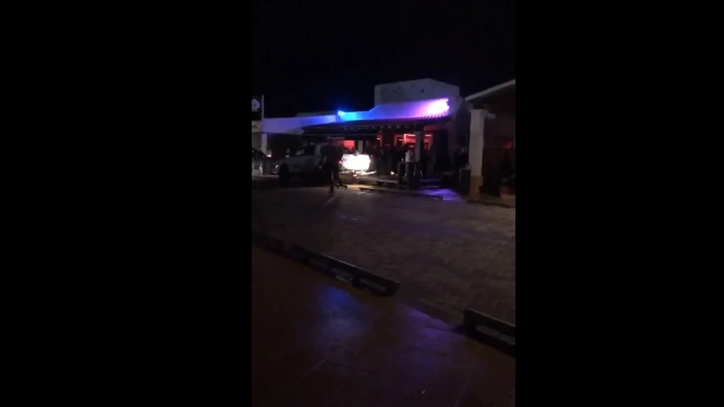 Detenido tras embestir con su vehículo a un grupo de personas en el Puerto de Santa Eulària. Detenido tras embestir con su vehículo a un grupo de personas en el Puerto de Santa Eulària.