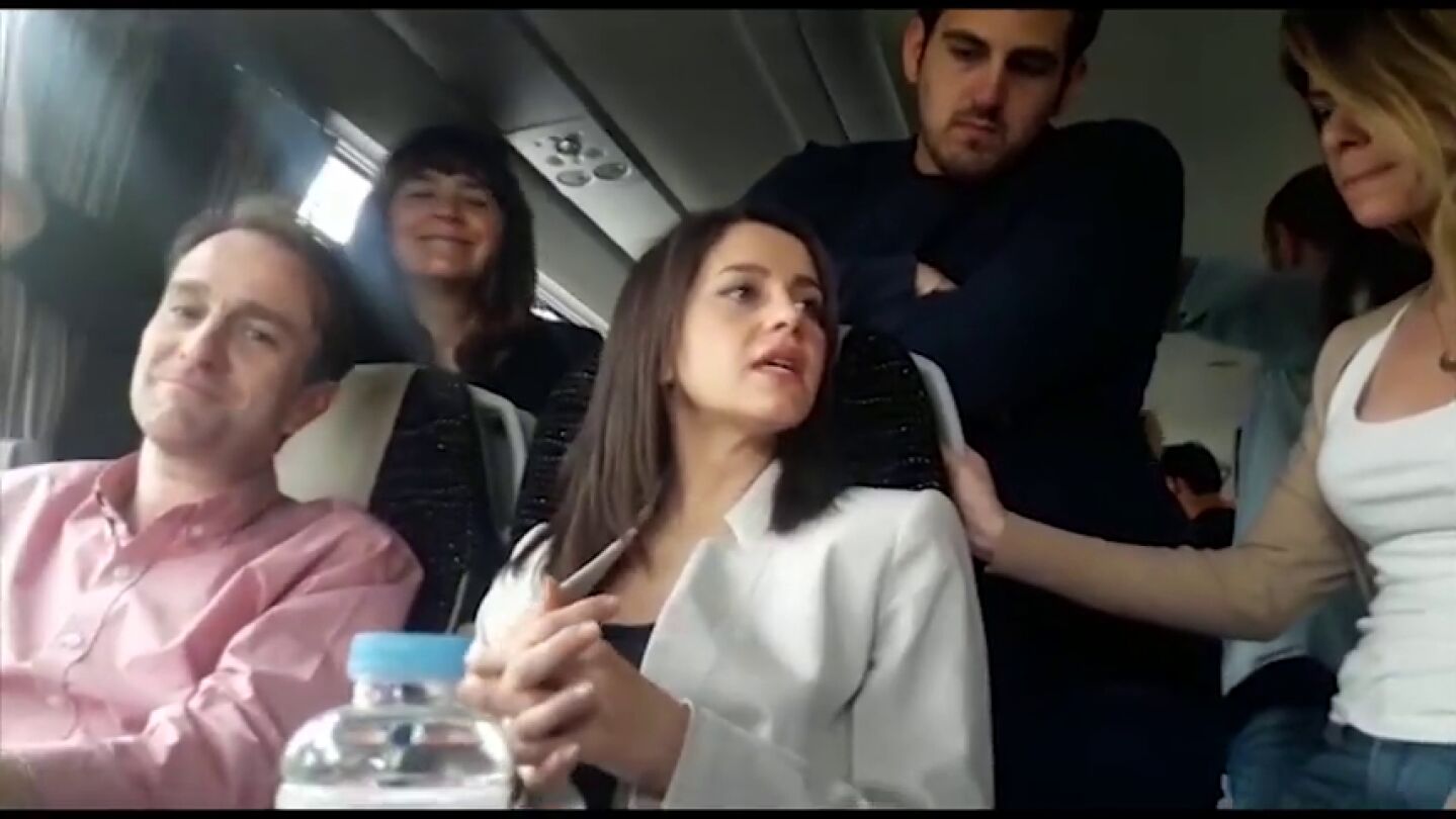 Arrimadas sube al autob&uacute;s de Ciudadanos en el que viajan los periodistas