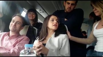 Arrimadas sube al autobús de Ciudadanos en el que viajan los periodistas