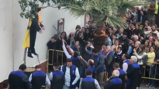 Disparan y queman un muñeco de Carles Puigdemont en Coripe, Sevilla Disparan y queman un muñeco de Carles Puigdemont en Coripe, Sevilla