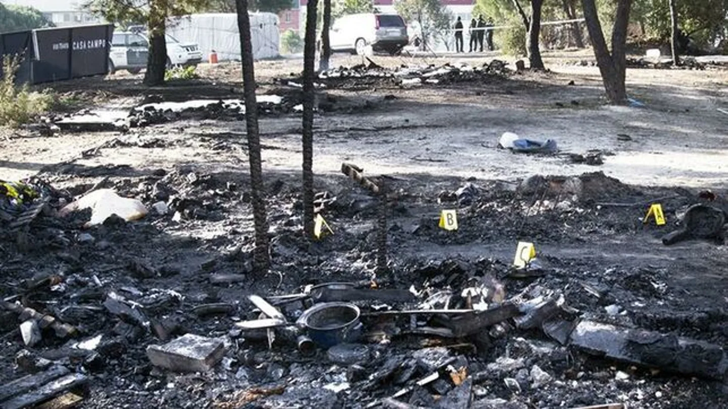 Un incendio arrasa un campamento de migrantes en Palos de la Frontera Un incendio arrasa un campamento de migrantes en Palos de la Frontera