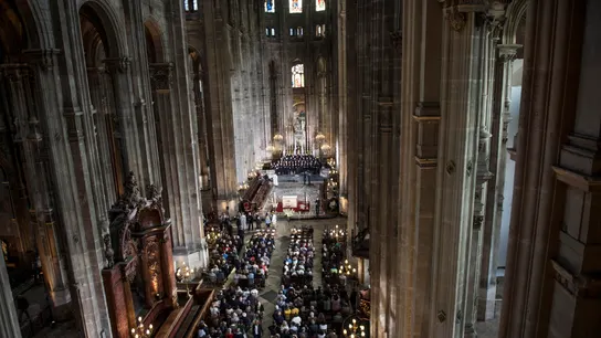Riden homenaje a los bomberos de París por sofocar el incendio de Notre Dame en la misa de Pascua Riden homenaje a los bomberos de París por sofocar el incendio de Notre Dame en la misa de Pascua