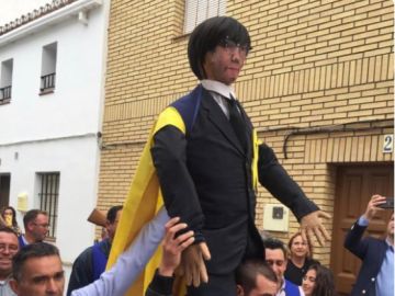 Queman una figura de Puigdemont en la fiesta de la Quema del Judas de Coripe, Sevilla Queman una figura de Puigdemont en la fiesta de la Quema del Judas de Coripe, Sevilla