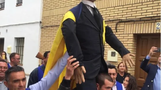 Queman una figura de Puigdemont en la fiesta de la Quema del Judas de Coripe, Sevilla 