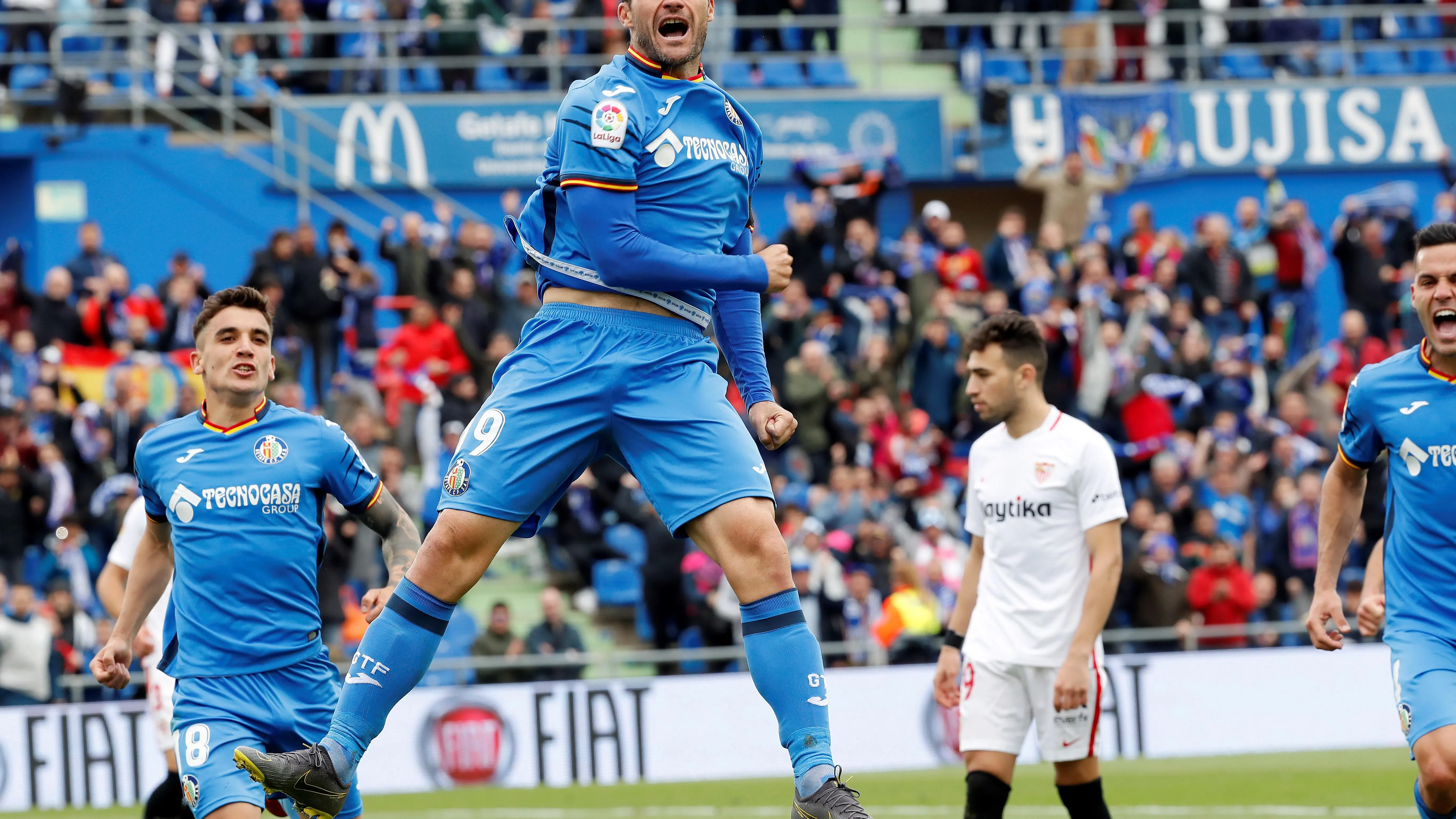 Jorge Molina celebra un gol ante el Sevilla en el Coliseum