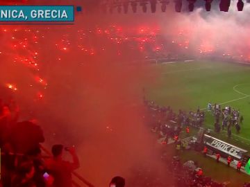 La salvaje fiesta del PAOK tras ganar la liga griega 34 años: cientos de bengalas La salvaje fiesta del PAOK tras ganar la liga griega 34 años: cientos de bengalas