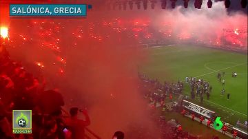 La salvaje fiesta del PAOK tras ganar la liga griega 34 años: cientos de bengalas 