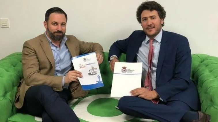 Santiago Abascal junto al presidente de la Federación Nacional de Caza, Ángel López Maraver