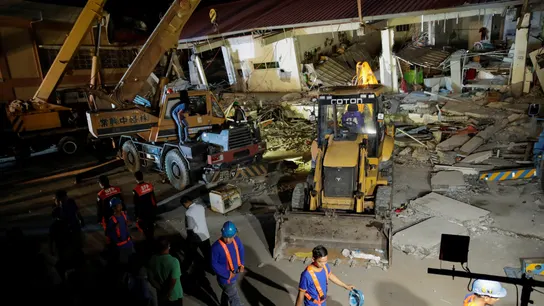 Vista general de un edificio derruido tras un terremoto en Pampanga (Filipinas) Vista general de un edificio derruido tras un terremoto en Pampanga (Filipinas)