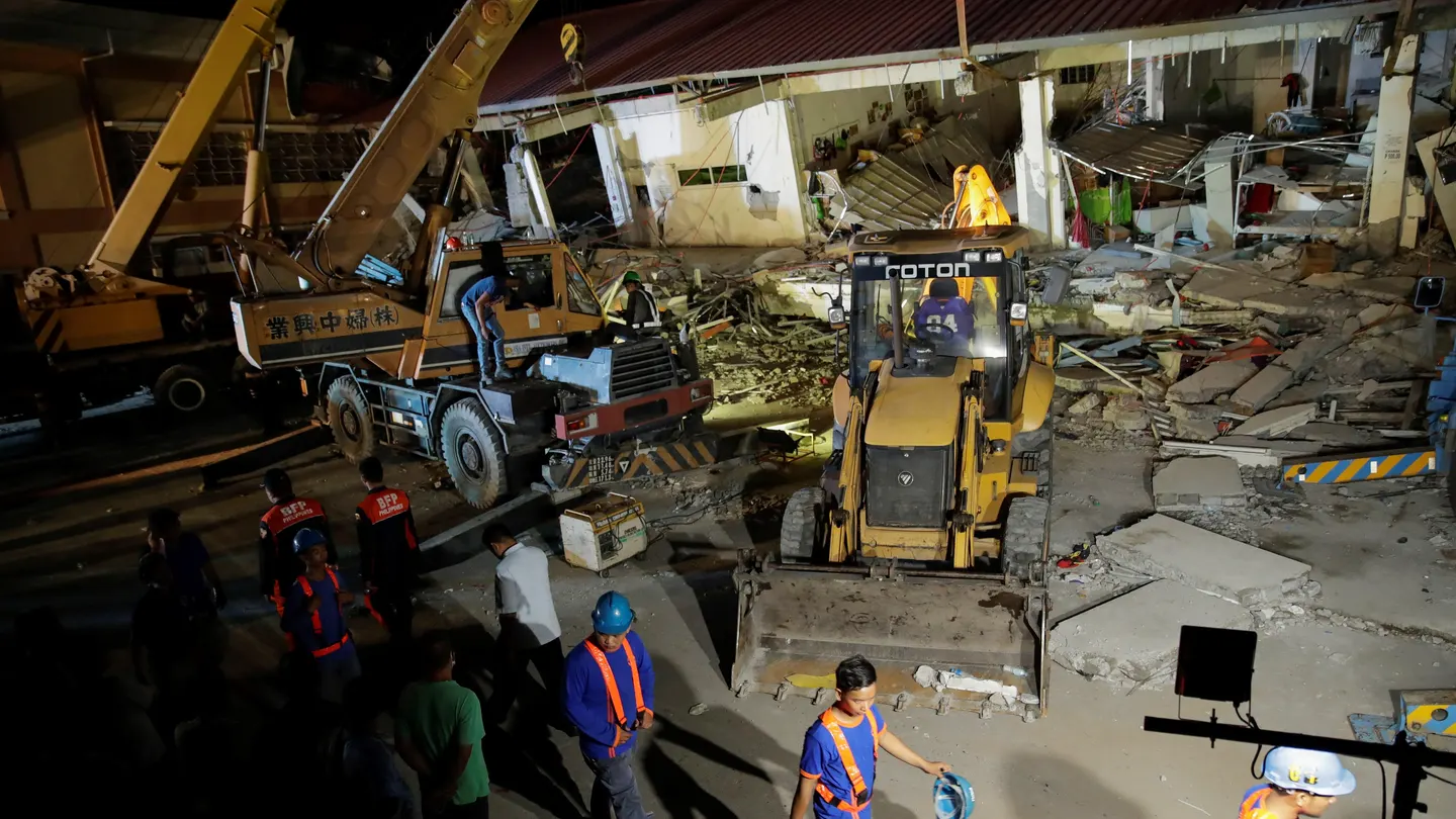 Vista general de un edificio derruido tras un terremoto en Pampanga (Filipinas) Vista general de un edificio derruido tras un terremoto en Pampanga (Filipinas)