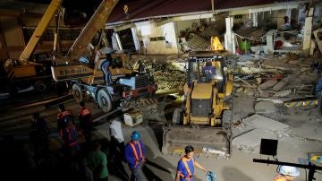 Vista general de un edificio derruido tras un terremoto en Pampanga (Filipinas)