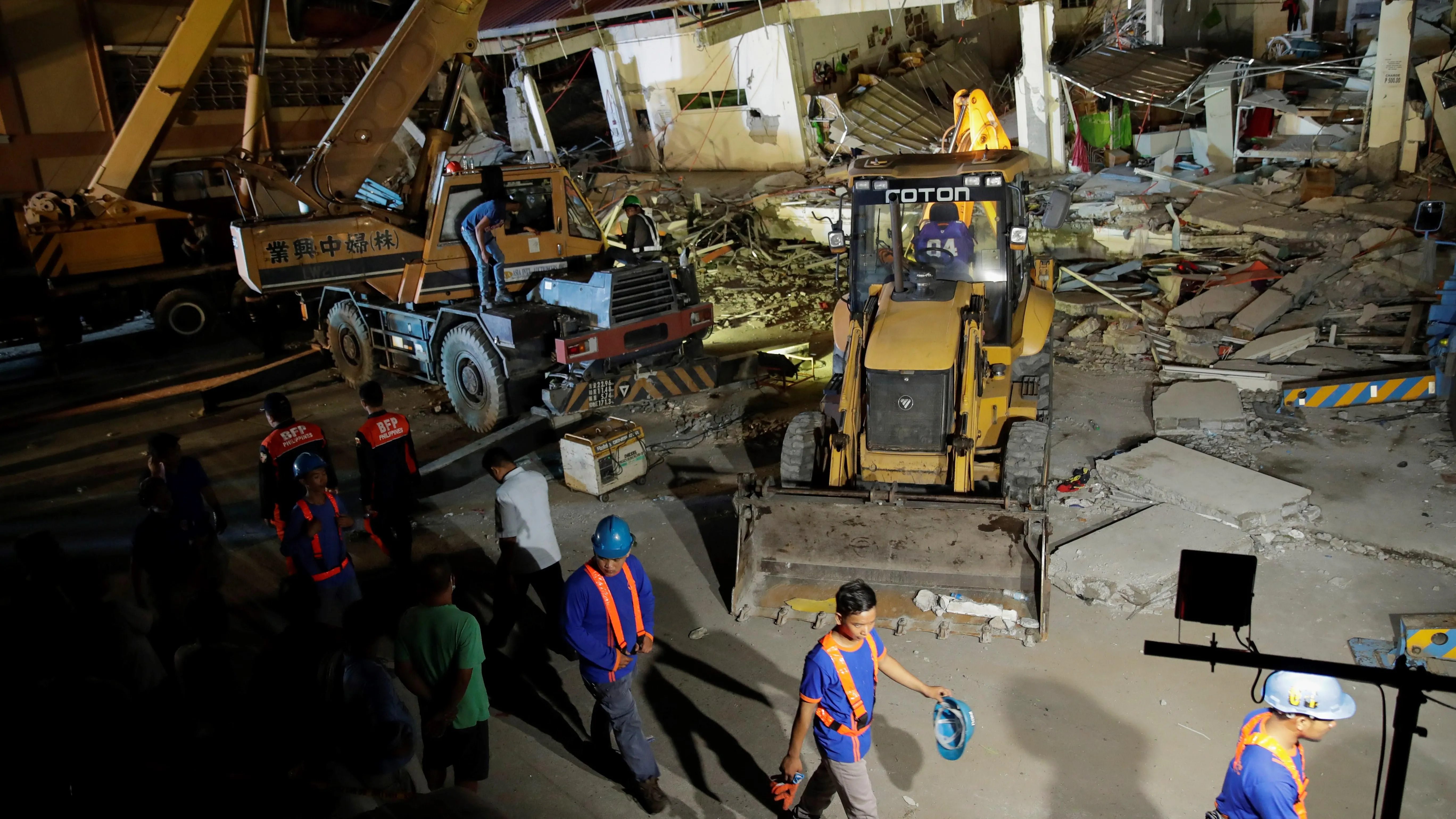 Vista general de un edificio derruido tras un terremoto en Pampanga (Filipinas)