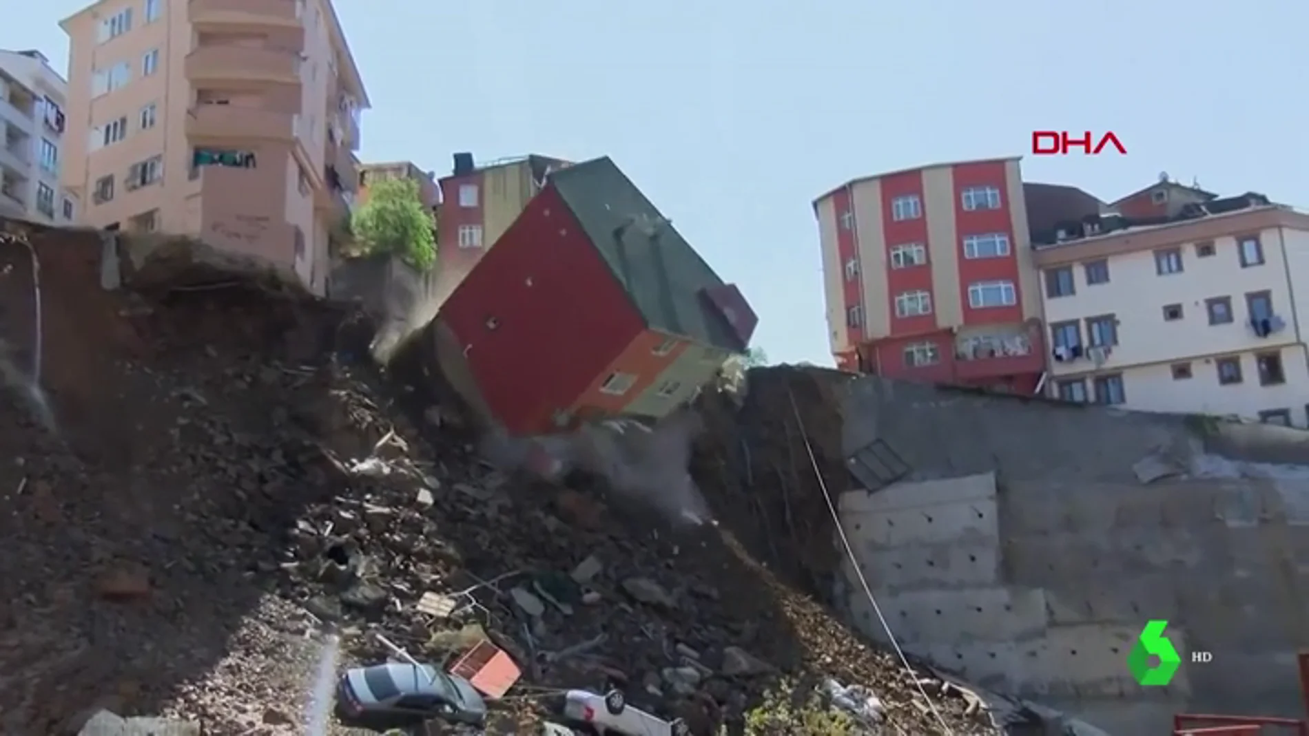 Un edificio de cuatro plantas se derrumba en Estambul