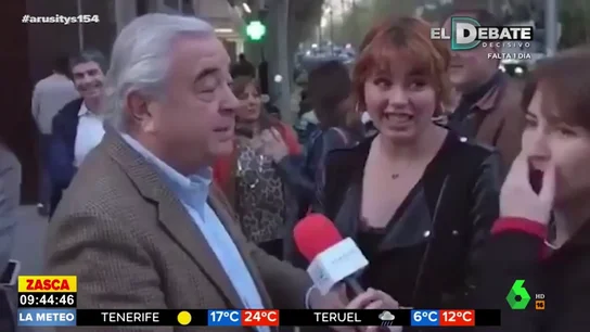 La reacción de una reportera al percatarse de que se ha colado en un funeral para hacer un reportaje La reacción de una reportera al percatarse de que se ha colado en un funeral para hacer un reportaje