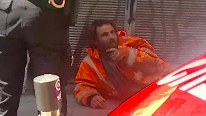 Imagen del detenido por la violación en Las Ramblas junto a la Guardia Urbana