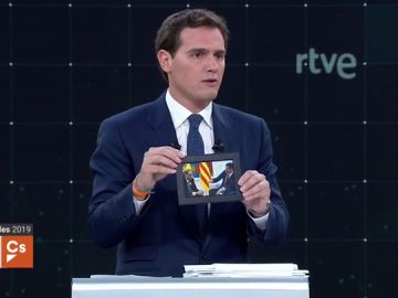 Rivera tira de escenografía: tarjeta sanitaria con la bandera de España y fotos de Torra y Rato para atacar a Sánchez y Casado Rivera tira de escenografía: tarjeta sanitaria con la bandera de España y fotos de Torra y Rato para atacar a Sánchez y Casado