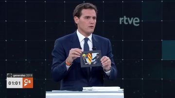 Rivera tira de escenografía: tarjeta sanitaria con la bandera de España y fotos de Torra y Rato para atacar a Sánchez y Casado