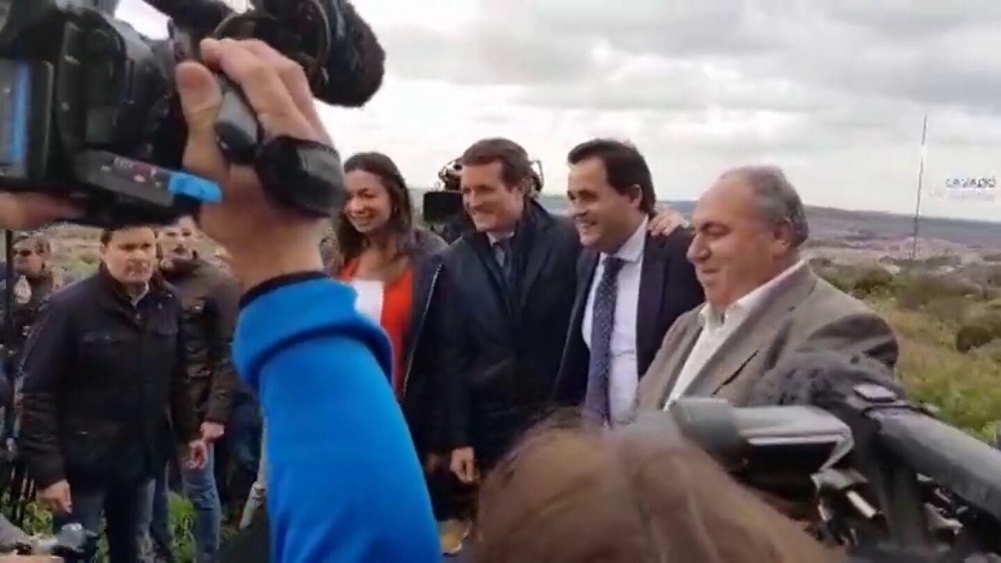 Banderas de Espa&ntilde;a, besos y fotos: as&iacute; entra Pablo Casado en un mitin del Partido Popular