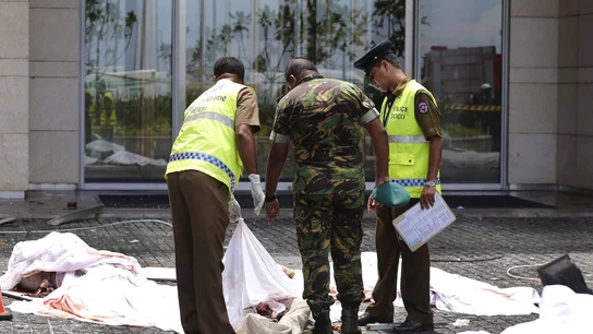 La Policía de Sri Lanka en uno de los puntos que fueron atacados con explosivos La Policía de Sri Lanka en uno de los puntos que fueron atacados con explosivos