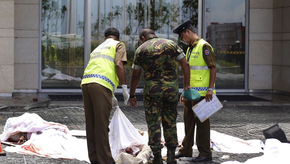 La Policía de Sri Lanka en uno de los puntos que fueron atacados con explosivos
