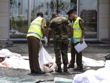 La Policía de Sri Lanka en uno de los puntos que fueron atacados con explosivos La Policía de Sri Lanka en uno de los puntos que fueron atacados con explosivos