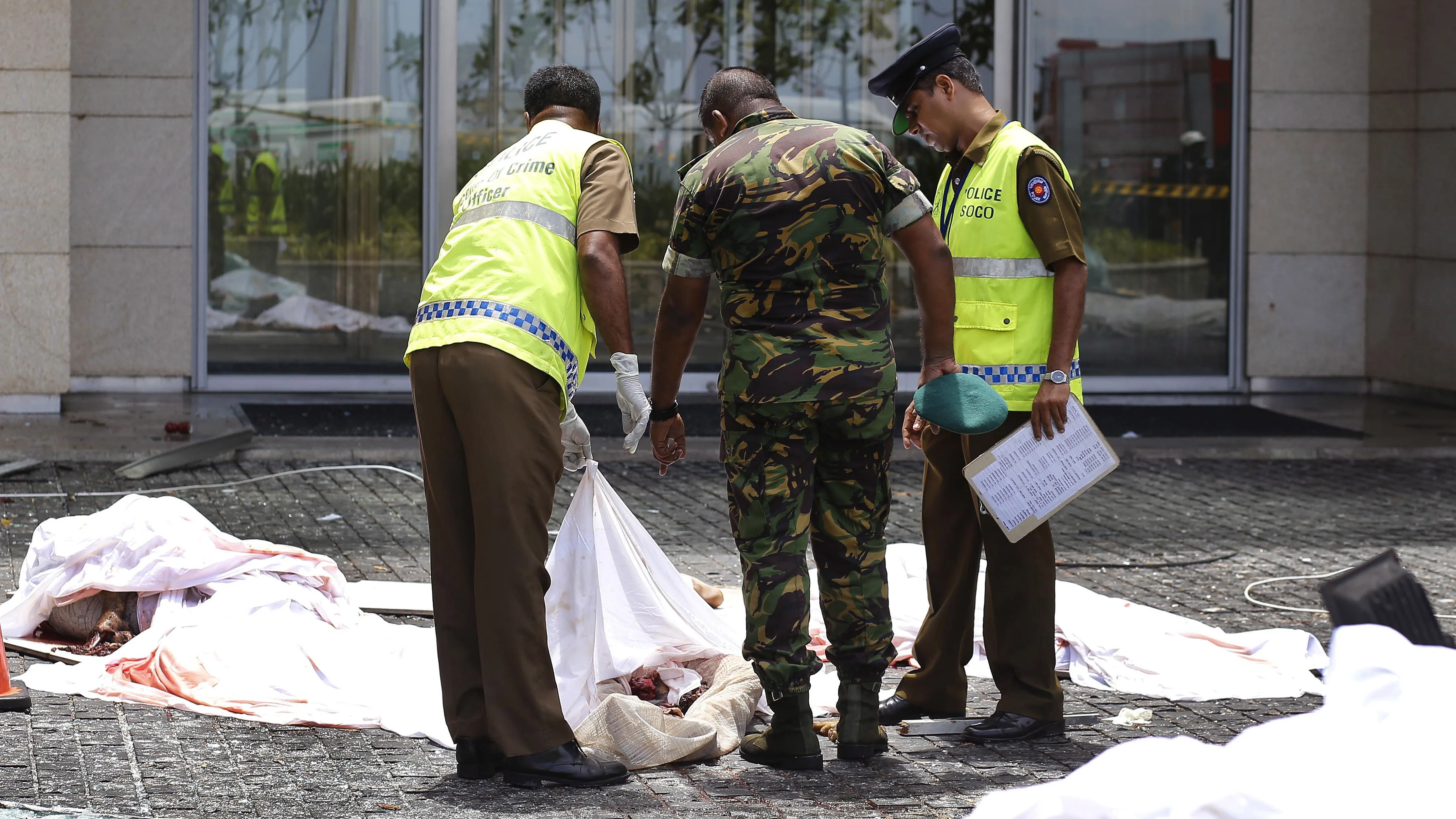 La Policía de Sri Lanka en uno de los puntos que fueron atacados con explosivos