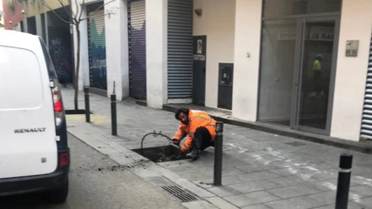 El violador de Las Ramblas robando cobre en plena calle El violador de Las Ramblas robando cobre en plena calle
